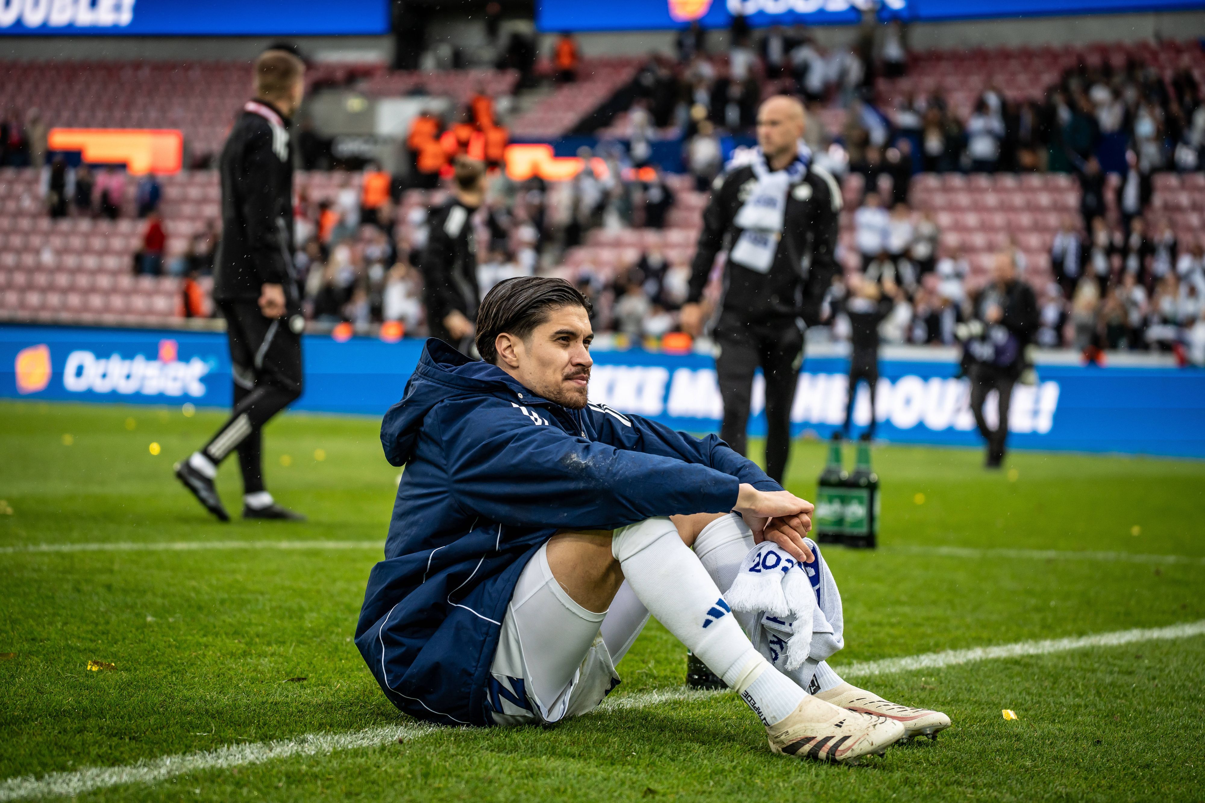Fohlen-Neuzugang Kevin Diks sitzt auf dem Boden.