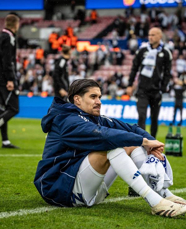 Fohlen-Neuzugang Kevin Diks sitzt auf dem Boden.