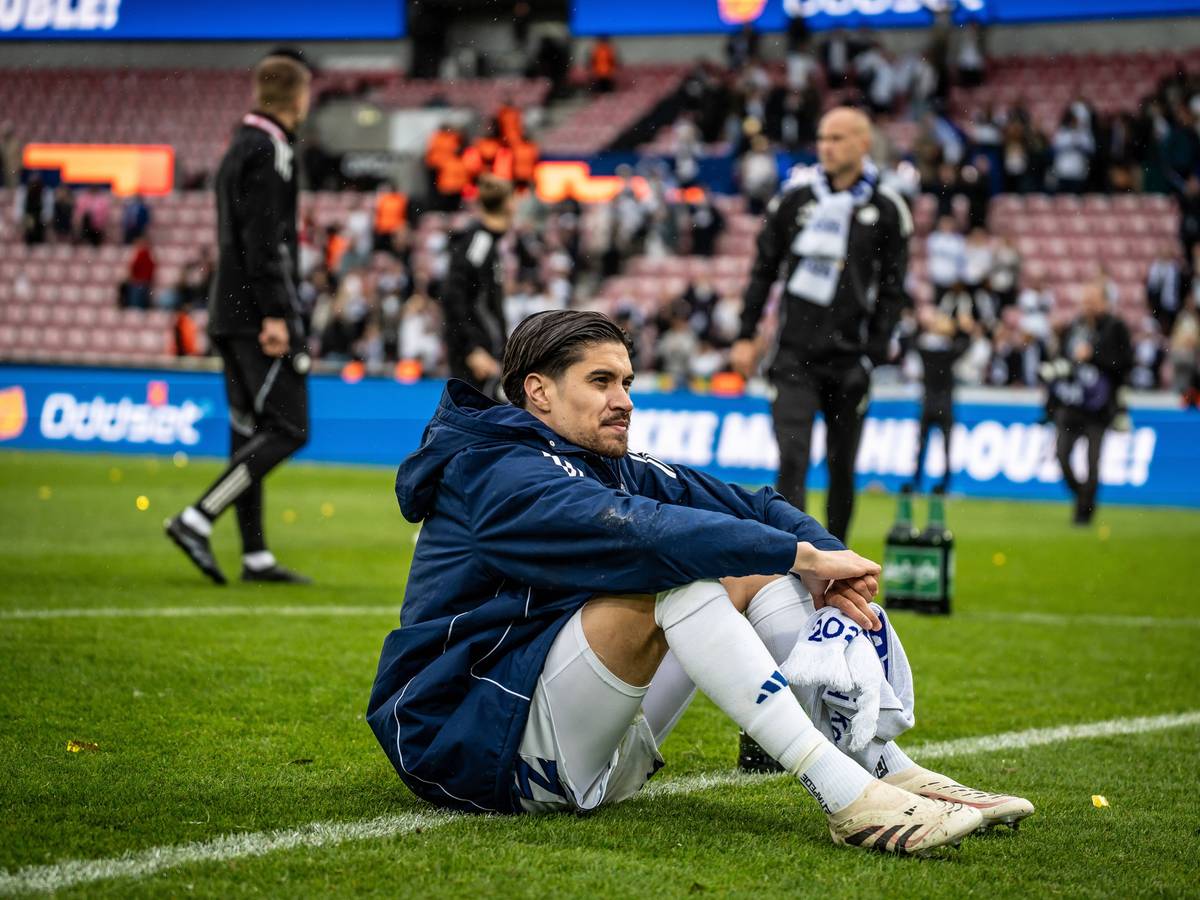 Fohlen-Neuzugang Kevin Diks sitzt auf dem Boden.