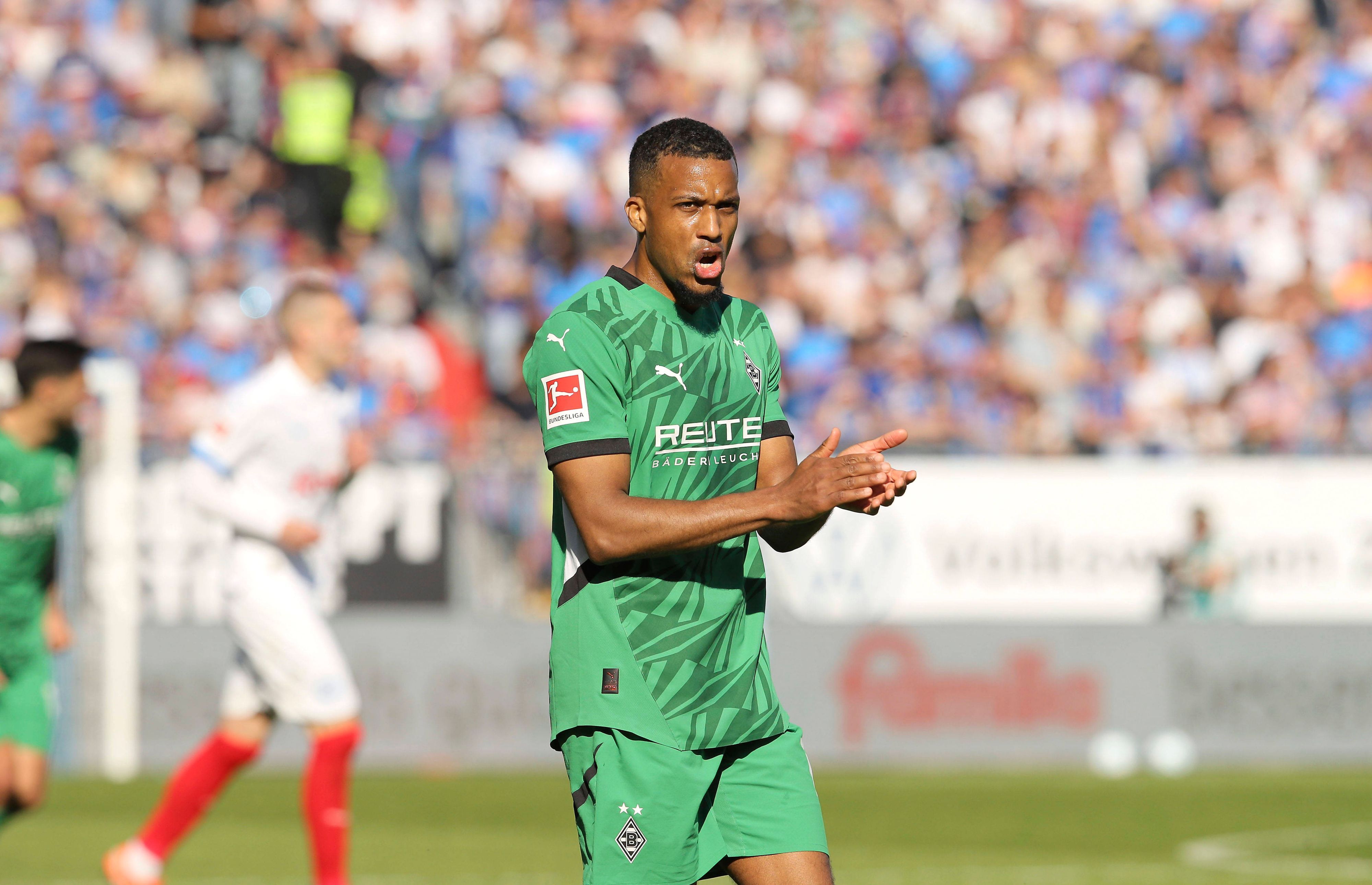 Alassane Plea klatscht in die Hände.