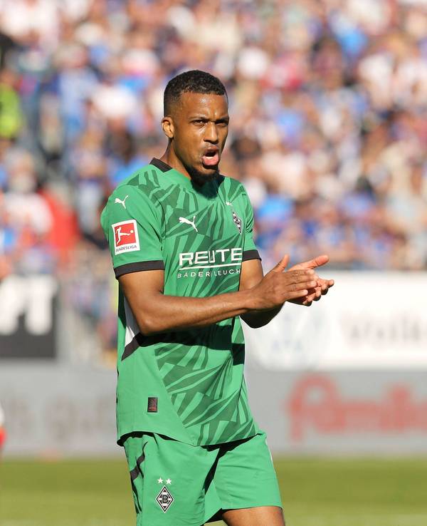 Alassane Plea klatscht in die Hände.