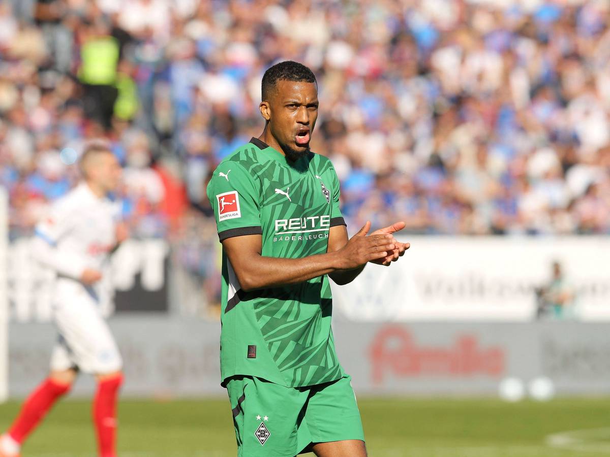 Alassane Plea klatscht in die Hände.