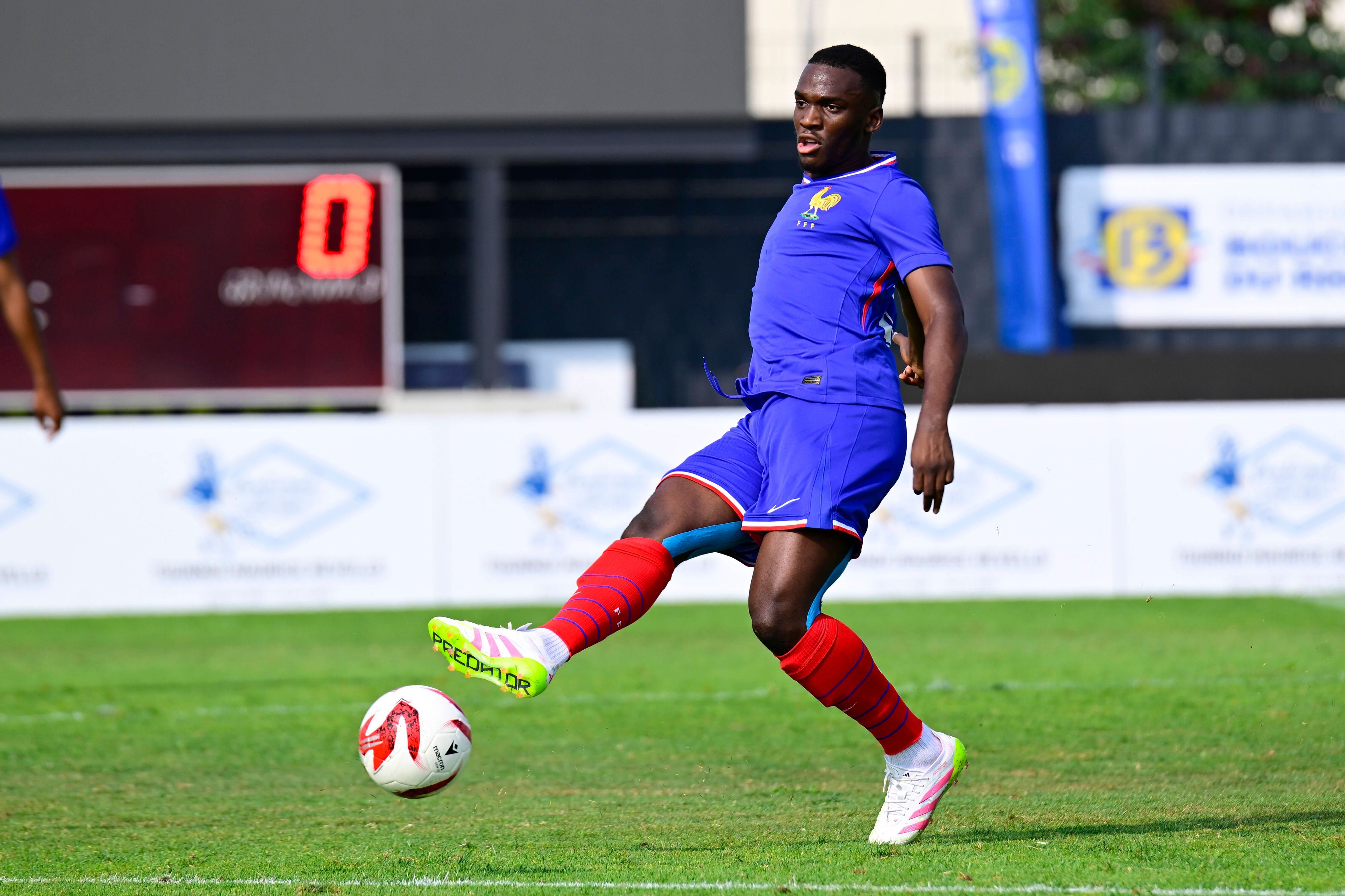 Emmanuel Biumla spielt den Ball.