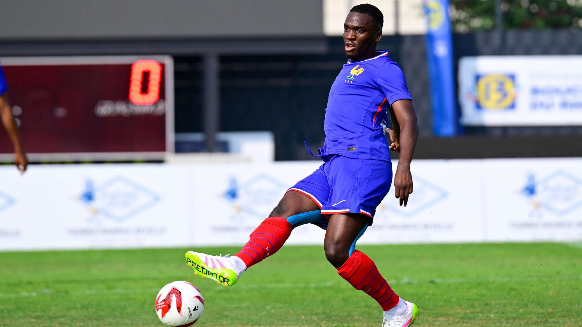 Emmanuel Biumla spielt den Ball.