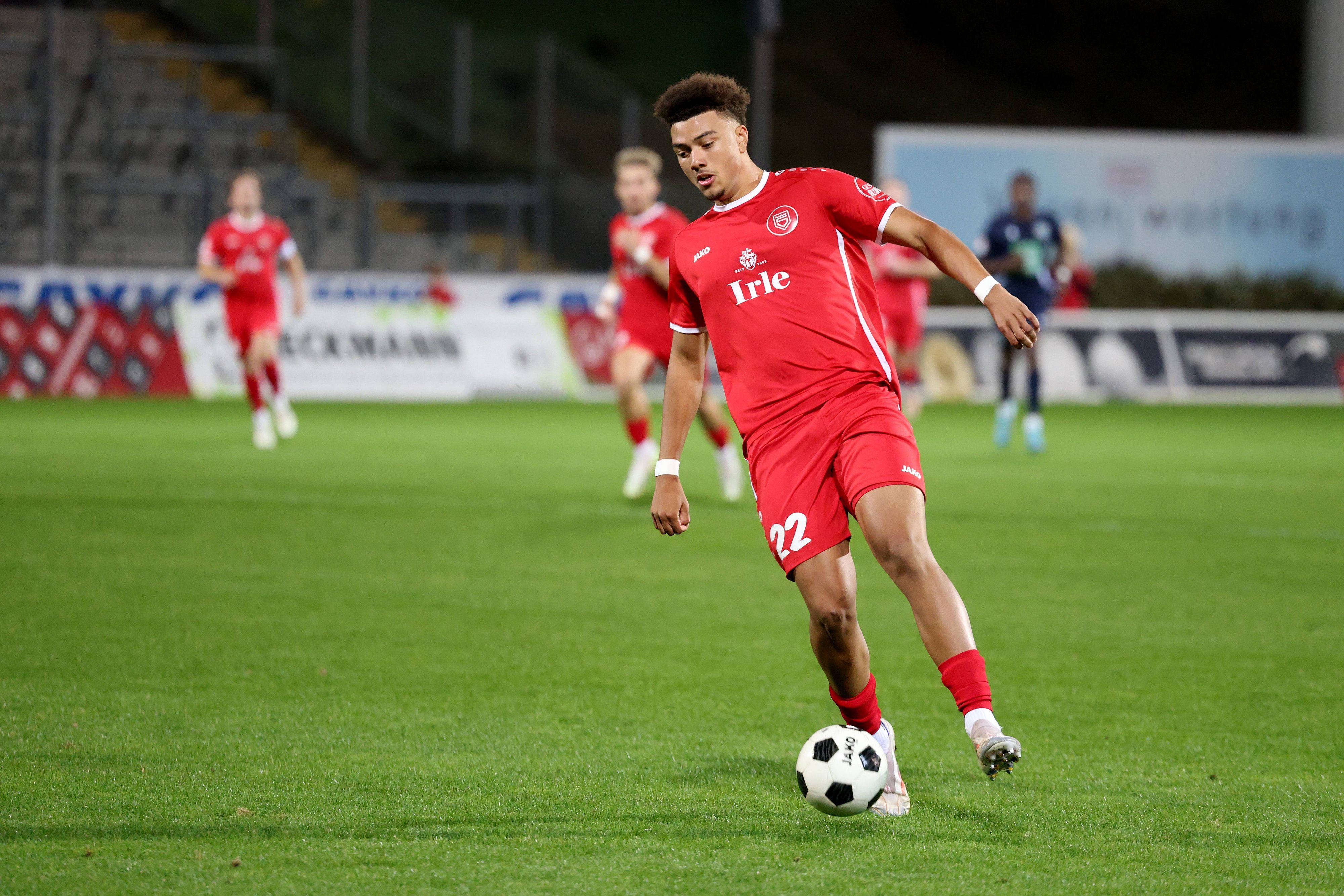Justin Adozi mit dem Ball am Fuß.