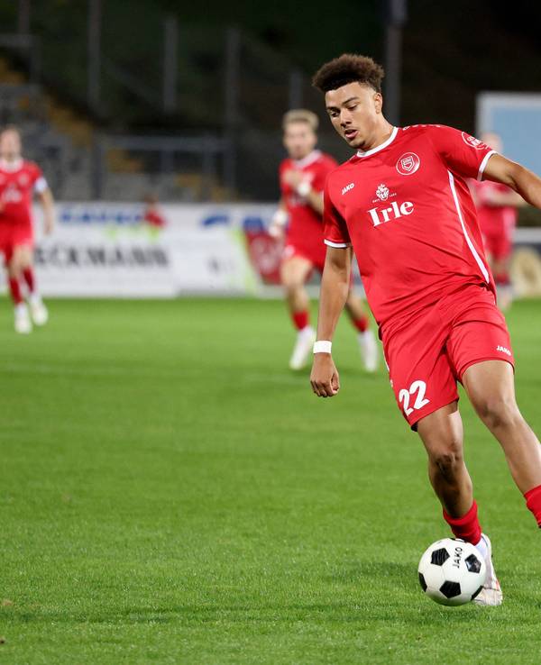 Justin Adozi mit dem Ball am Fuß.