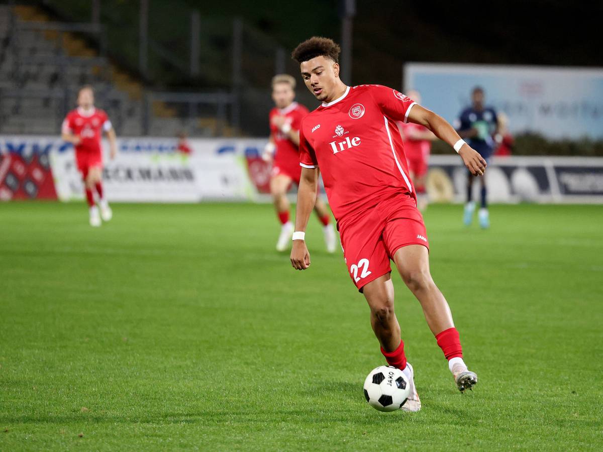 Justin Adozi mit dem Ball am Fuß.