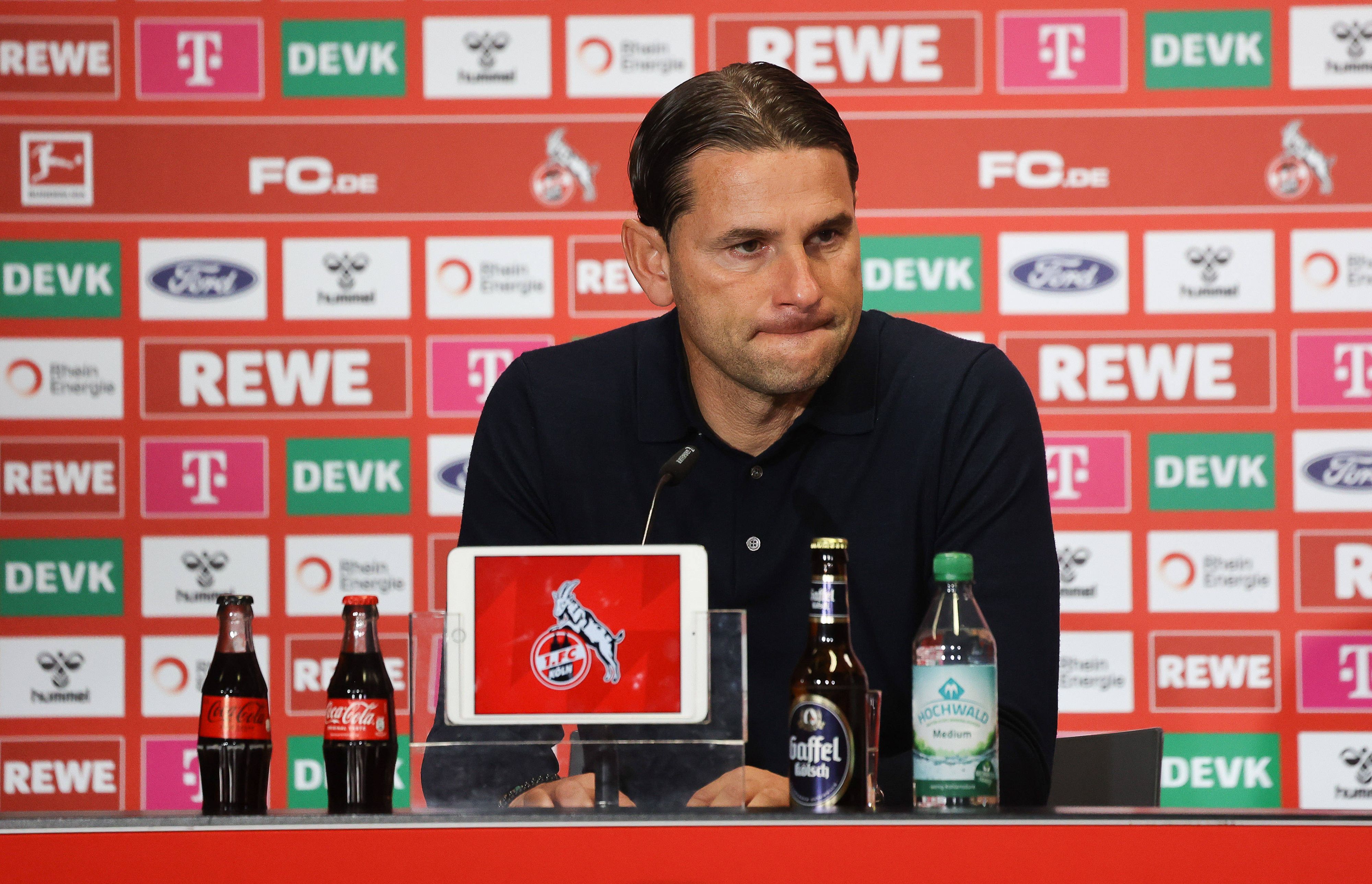 Gerardo Seoane bei einer Pressekonferenz in Köln.