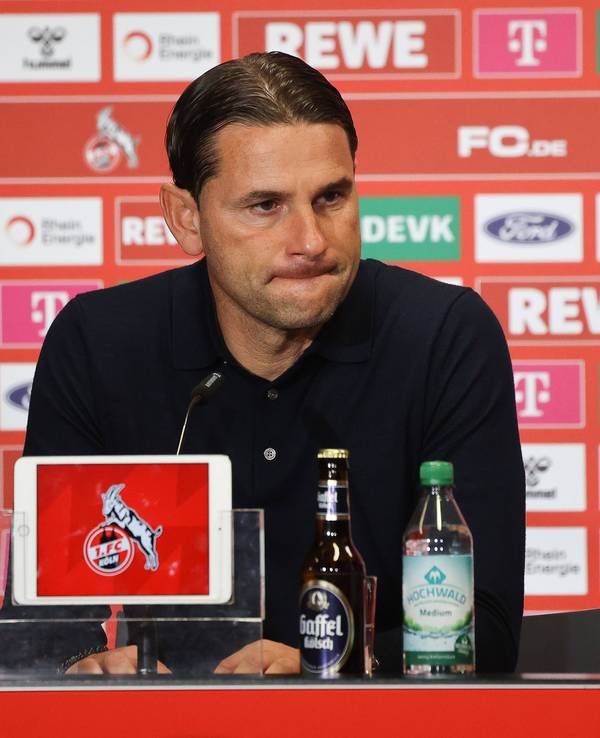 Gerardo Seoane bei einer Pressekonferenz in Köln.