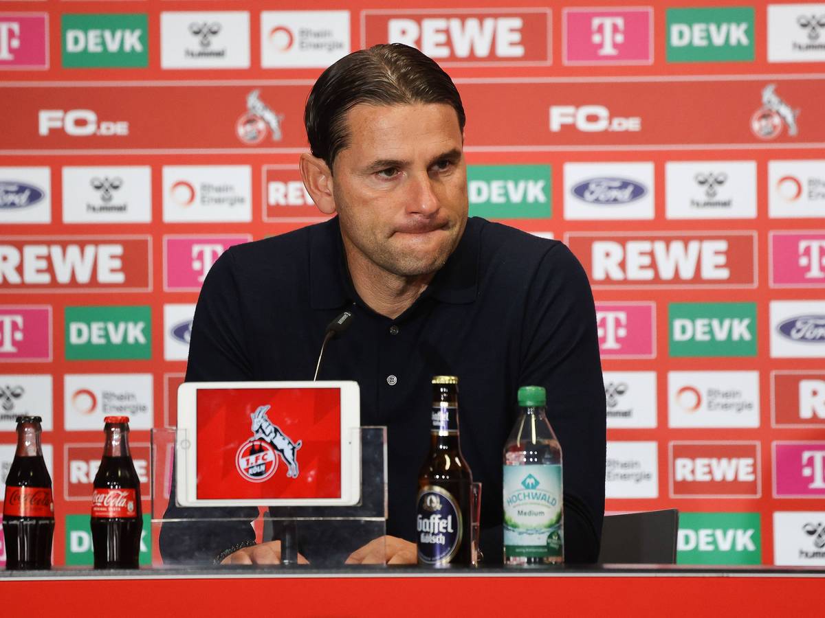 Gerardo Seoane bei einer Pressekonferenz in Köln.