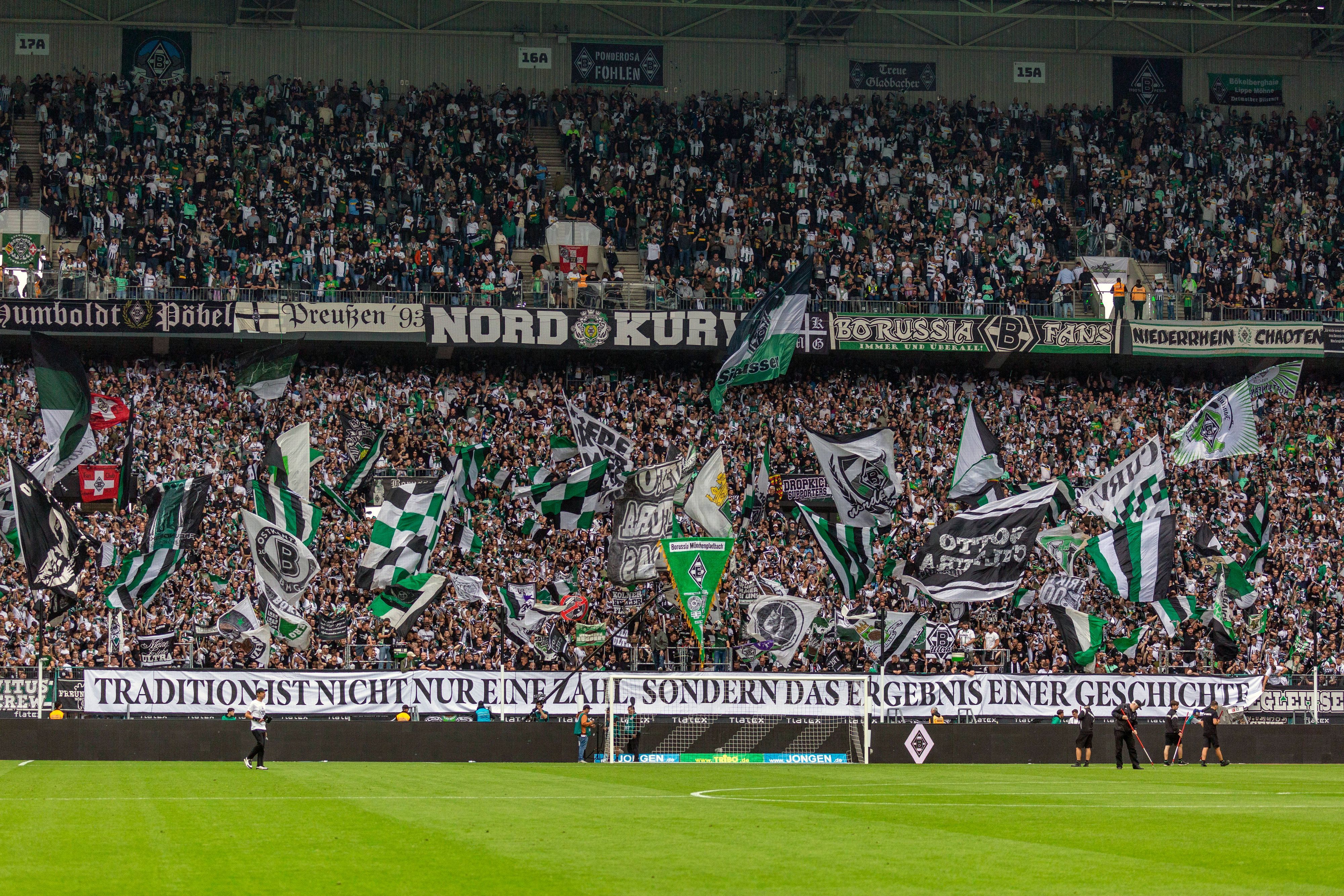 Ein Banner in der Nordkurve mit der Aufschrift „Tradition ist nicht nur eine Zahl, sondern das Ergebnis einer Geschichte“.