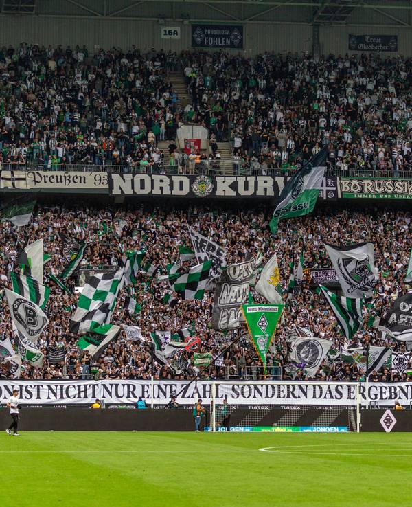 Ein Banner in der Nordkurve mit der Aufschrift „Tradition ist nicht nur eine Zahl, sondern das Ergebnis einer Geschichte“.
