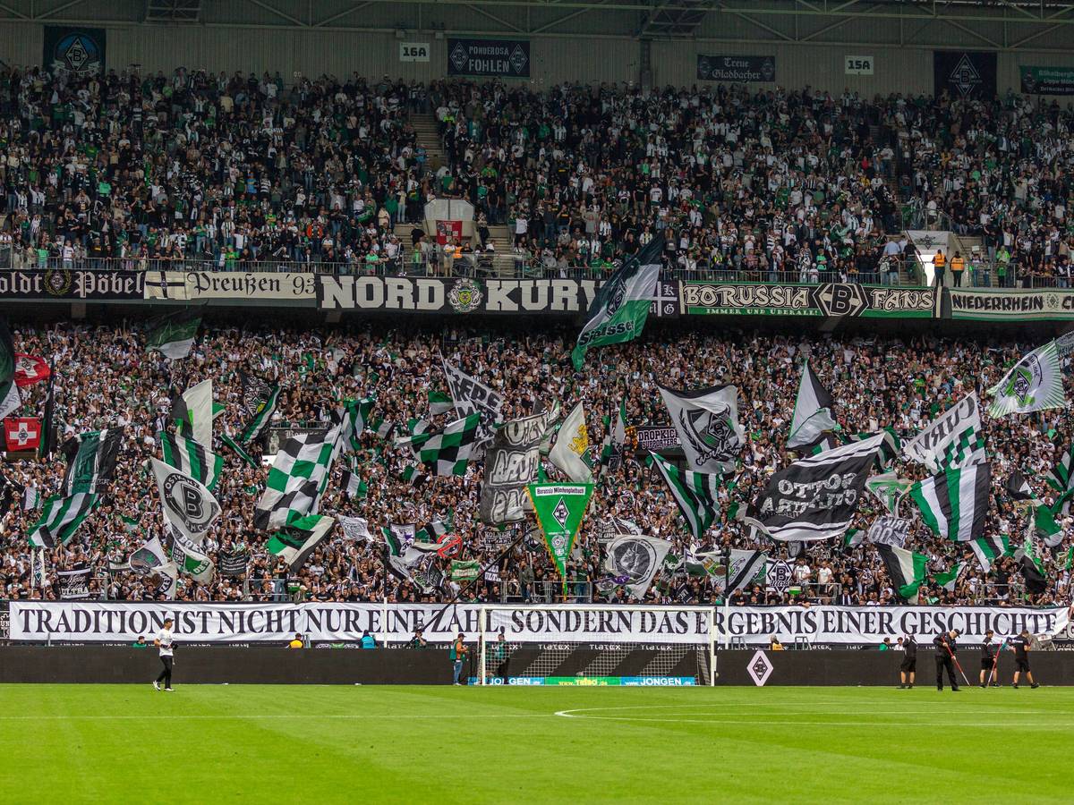 Ein Banner in der Nordkurve mit der Aufschrift „Tradition ist nicht nur eine Zahl, sondern das Ergebnis einer Geschichte“.