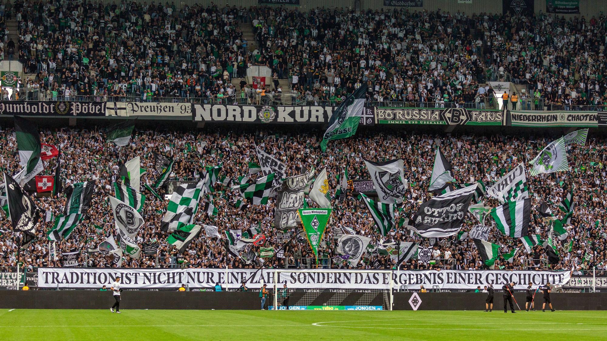 Ein Banner in der Nordkurve mit der Aufschrift „Tradition ist nicht nur eine Zahl, sondern das Ergebnis einer Geschichte“.