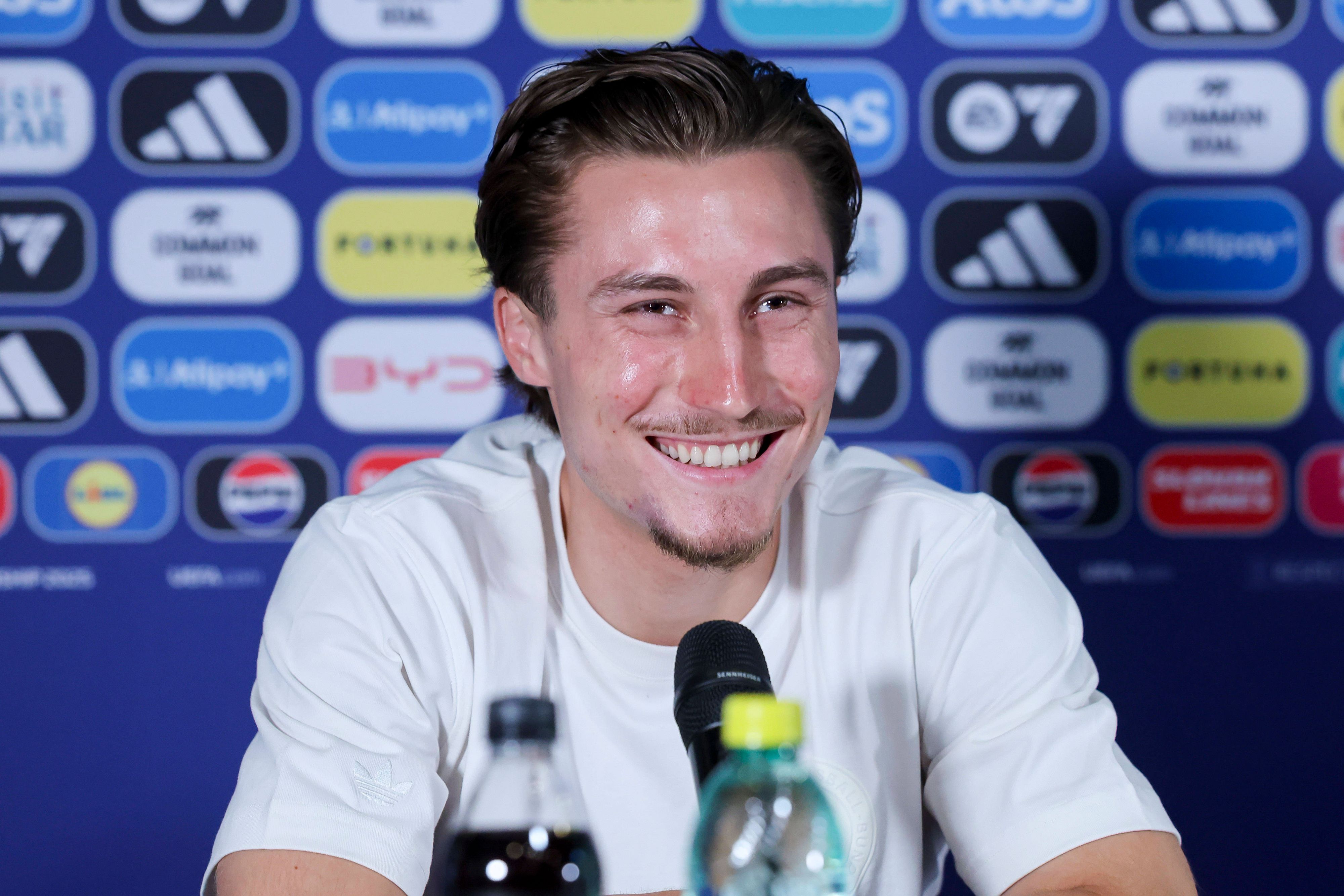 Rocco Reitz strahlt bei einer Pressekonferenz.