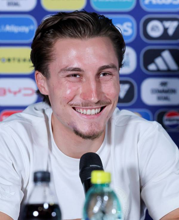 Rocco Reitz strahlt bei einer Pressekonferenz.