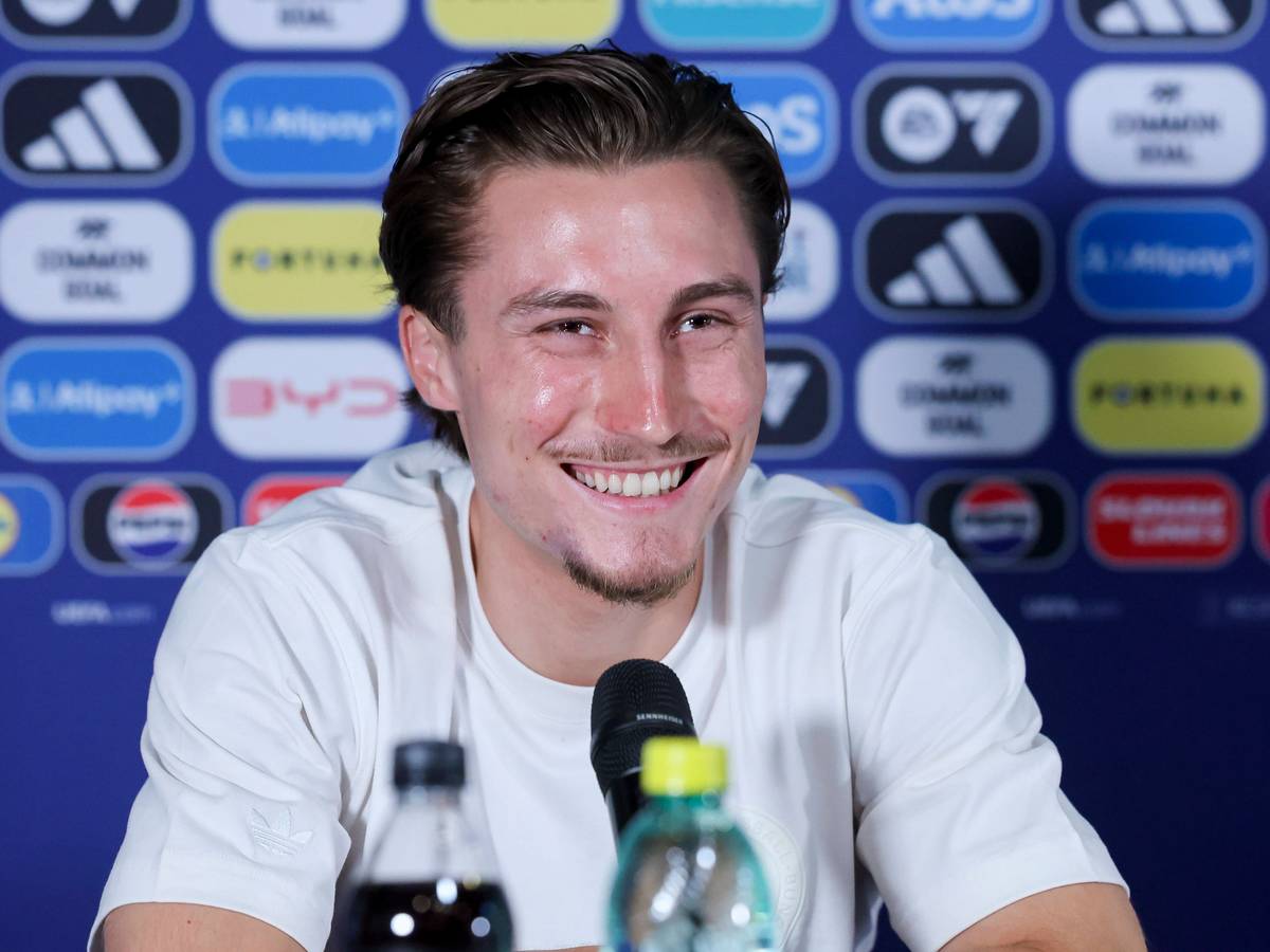 Rocco Reitz strahlt bei einer Pressekonferenz.