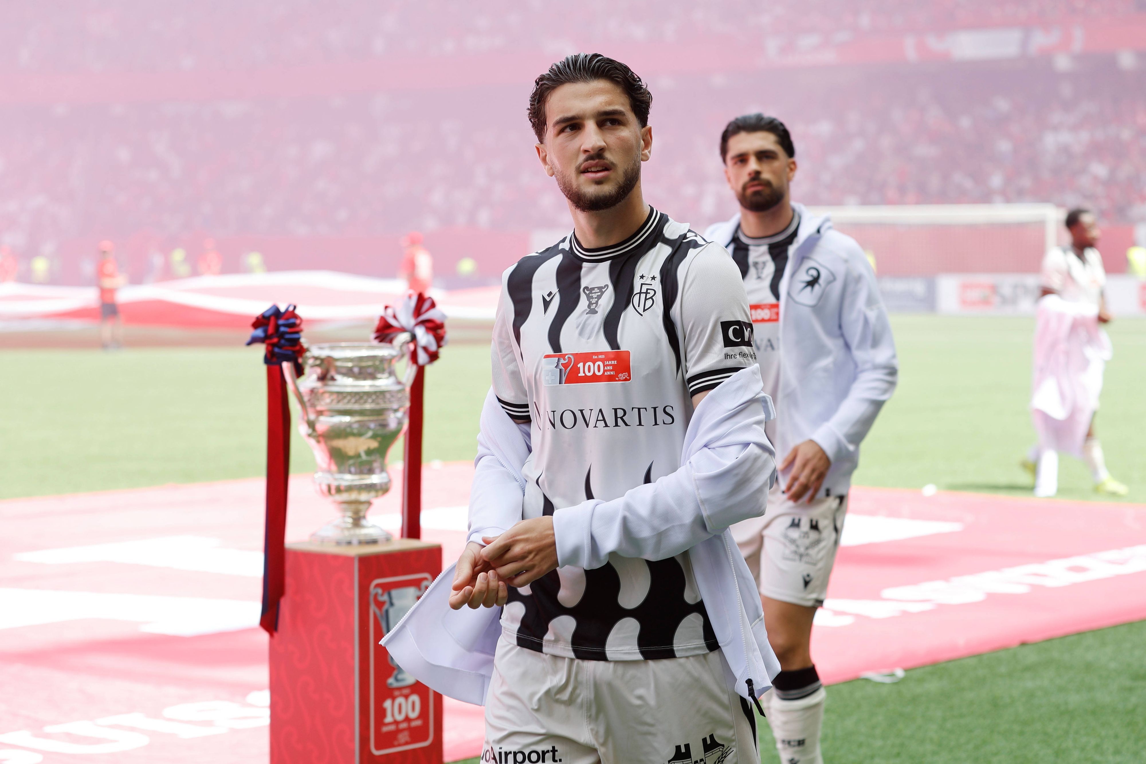 Leon Avdullahu geht am Schweizer Pokal vorbei, er trägt ein Basel-Trikot.