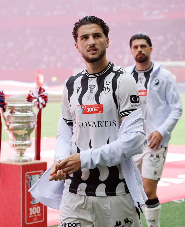 Leon Avdullahu geht am Schweizer Pokal vorbei, er trägt ein Basel-Trikot.