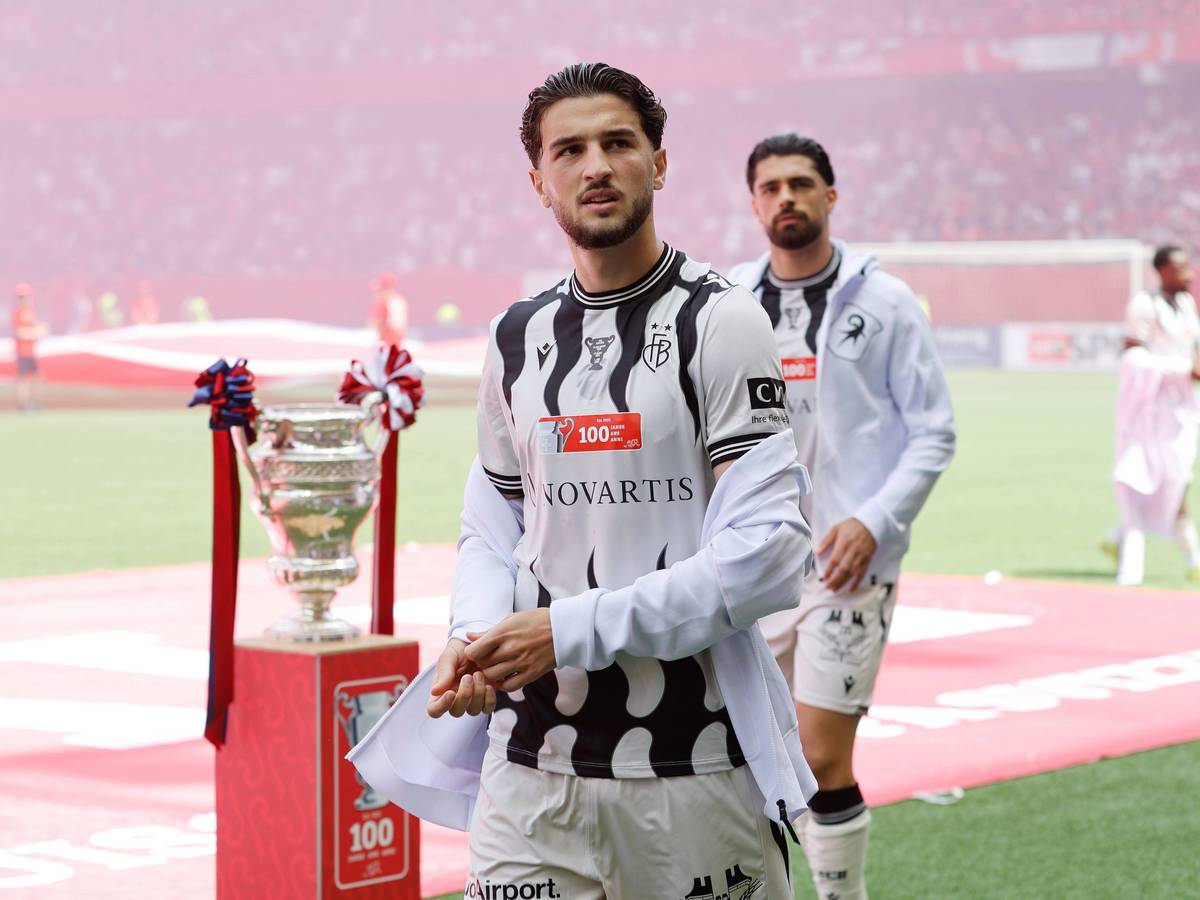 Leon Avdullahu geht am Schweizer Pokal vorbei, er trägt ein Basel-Trikot.