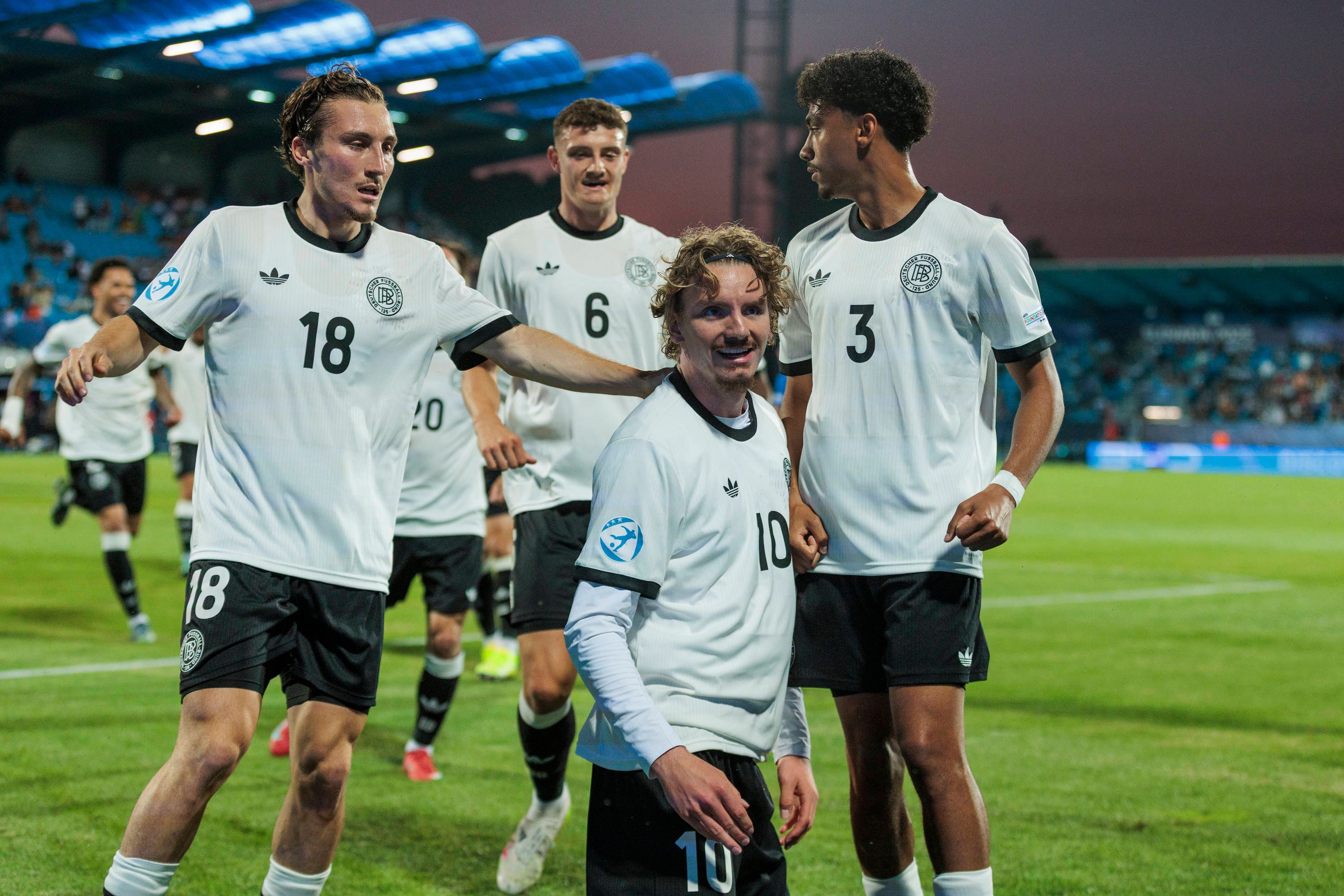 Die U21-Nationalmannschaft jubelt nach einem Tor von Nick Woltemade.