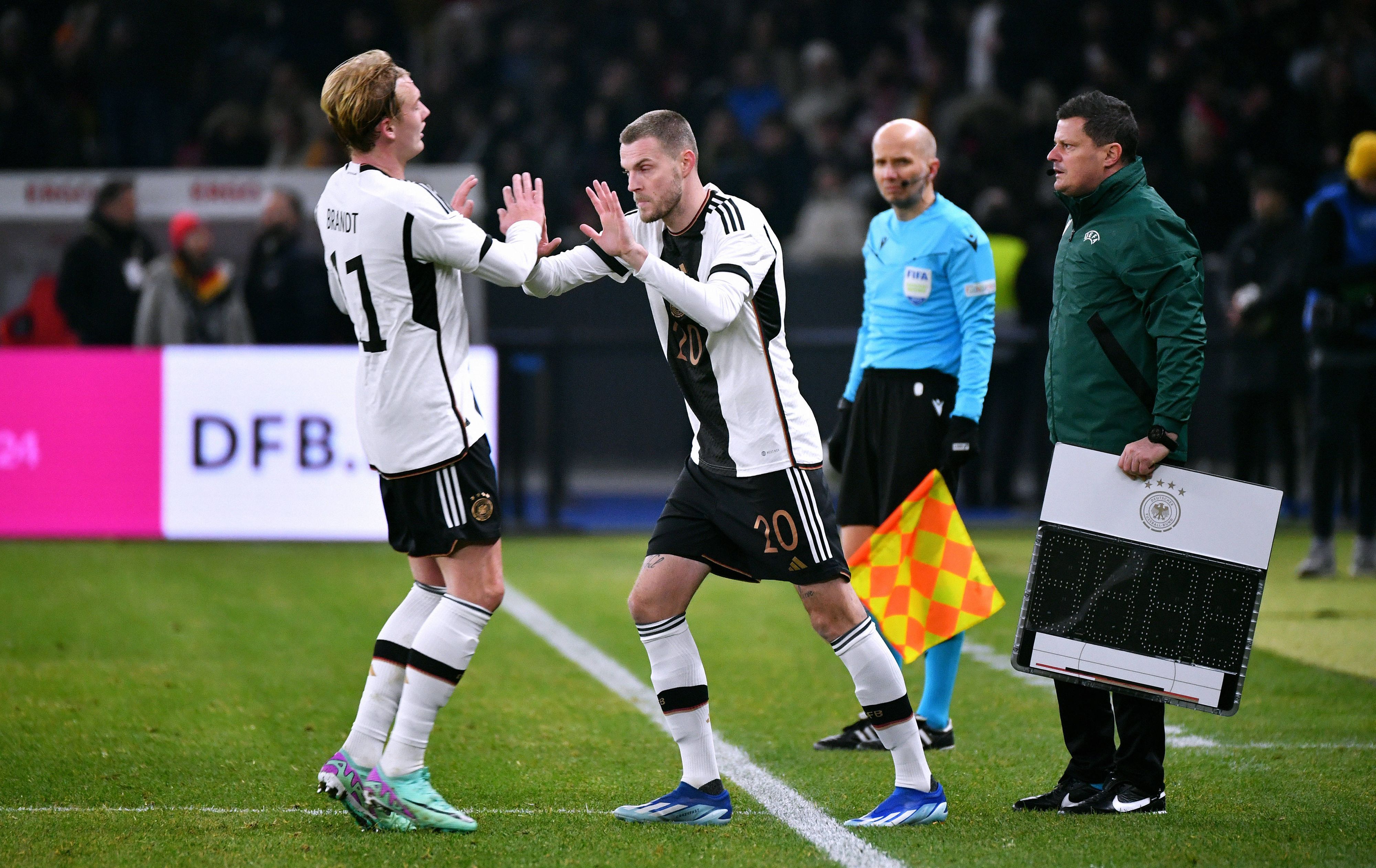 Marvin Ducksch klatscht sich mit Oskar Brandt am 18. November 2023 beim Länderspiel gegen die Türkei ab.