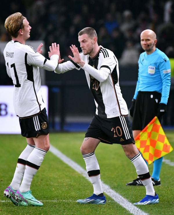 Marvin Ducksch klatscht sich mit Oskar Brandt am 18. November 2023 beim Länderspiel gegen die Türkei ab.