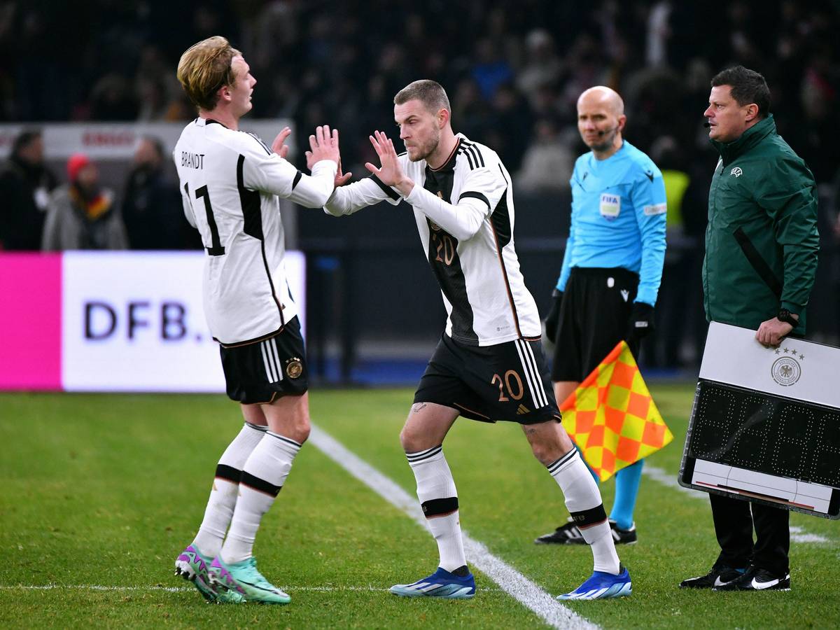 Marvin Ducksch klatscht sich mit Oskar Brandt am 18. November 2023 beim Länderspiel gegen die Türkei ab.