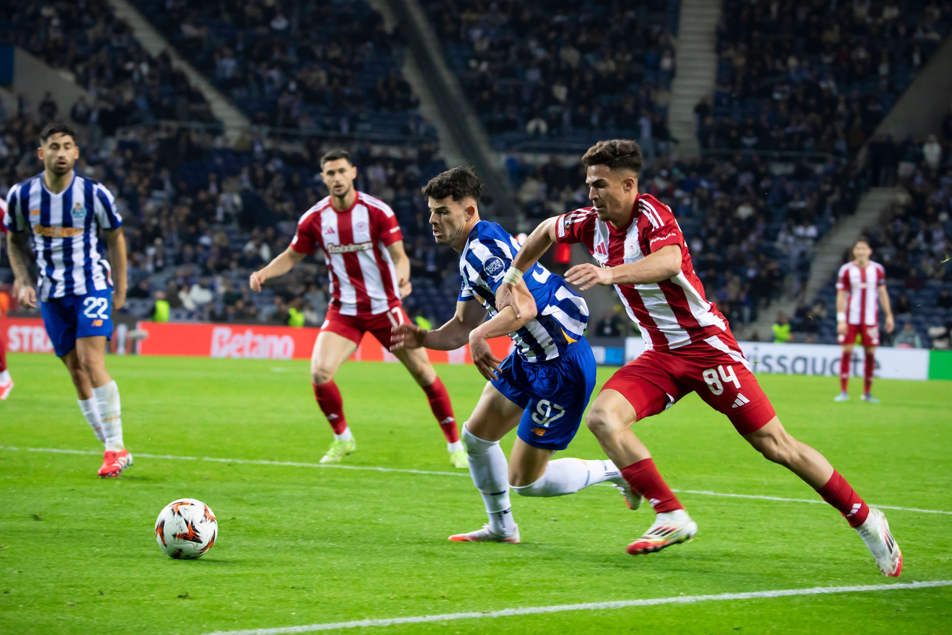 Charalampos Kostoulas im Zweikampf mit Ze Pedro vom FC Porto.