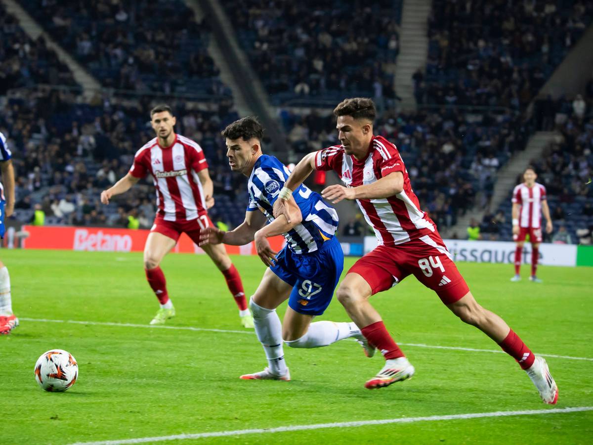 Charalampos Kostoulas im Zweikampf mit Ze Pedro vom FC Porto.