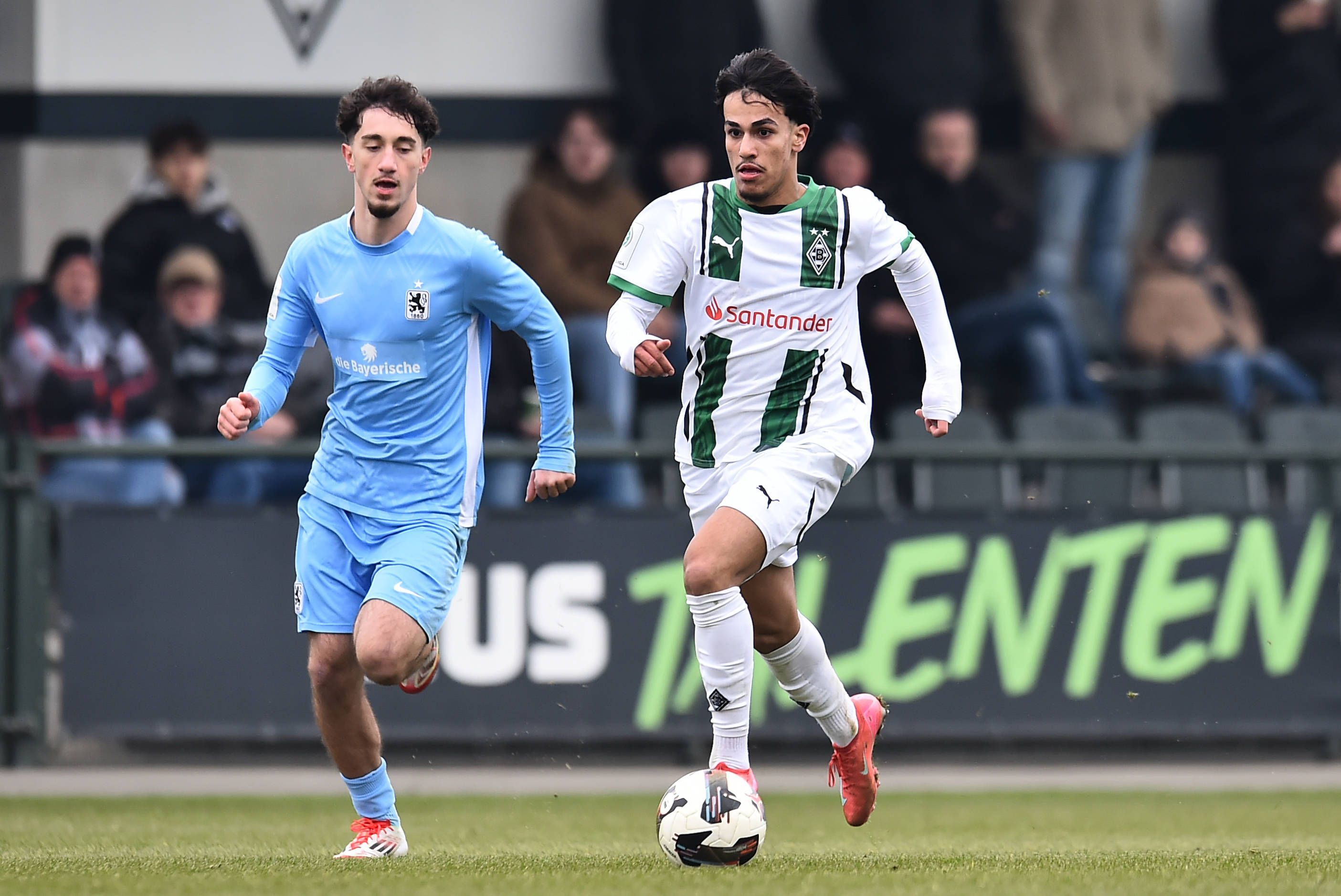 Emre Dursun im Zweikampf mit Can Armando Güner.