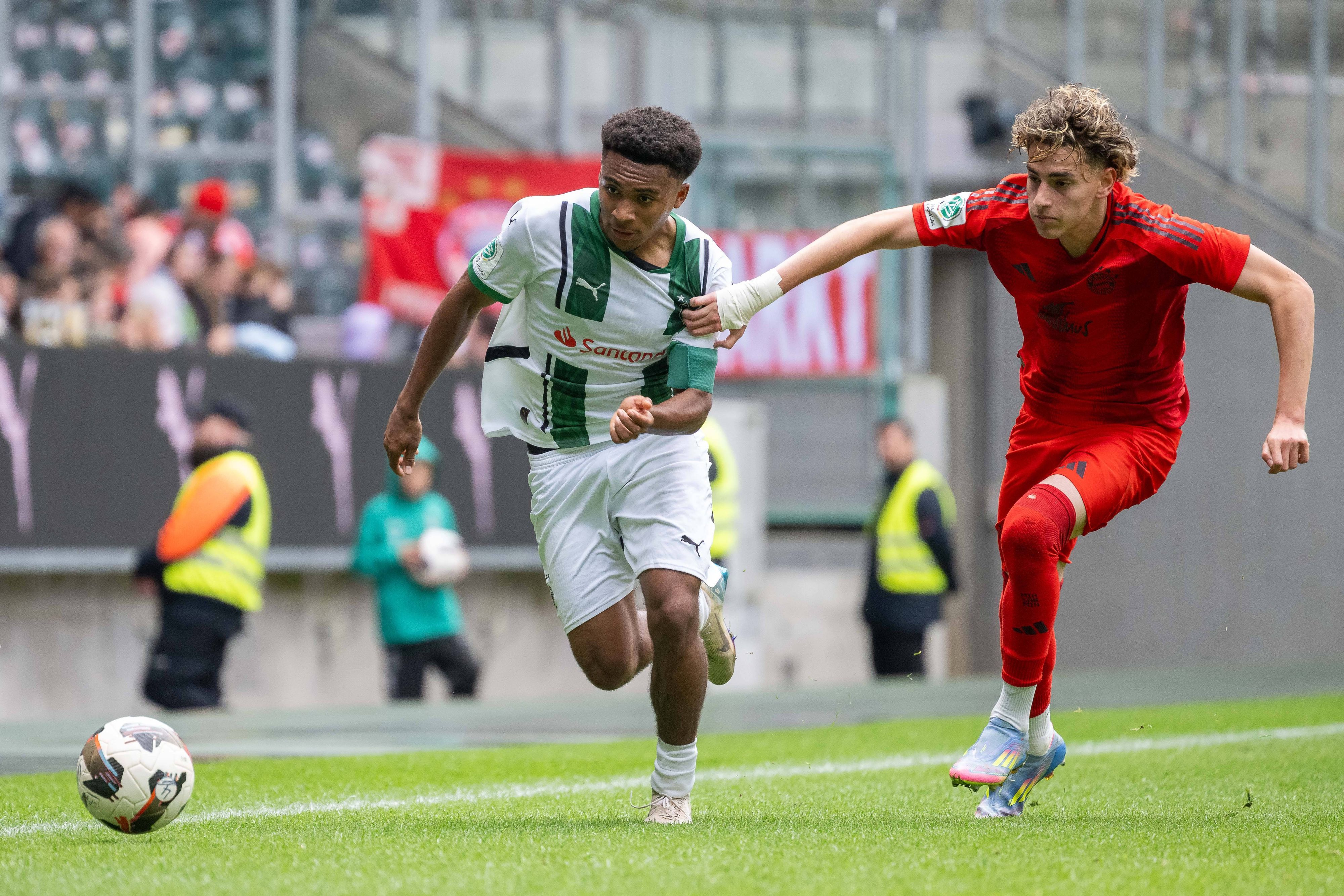 Mathieu Nguefack im Zweikampf mit Adam El Chaar.