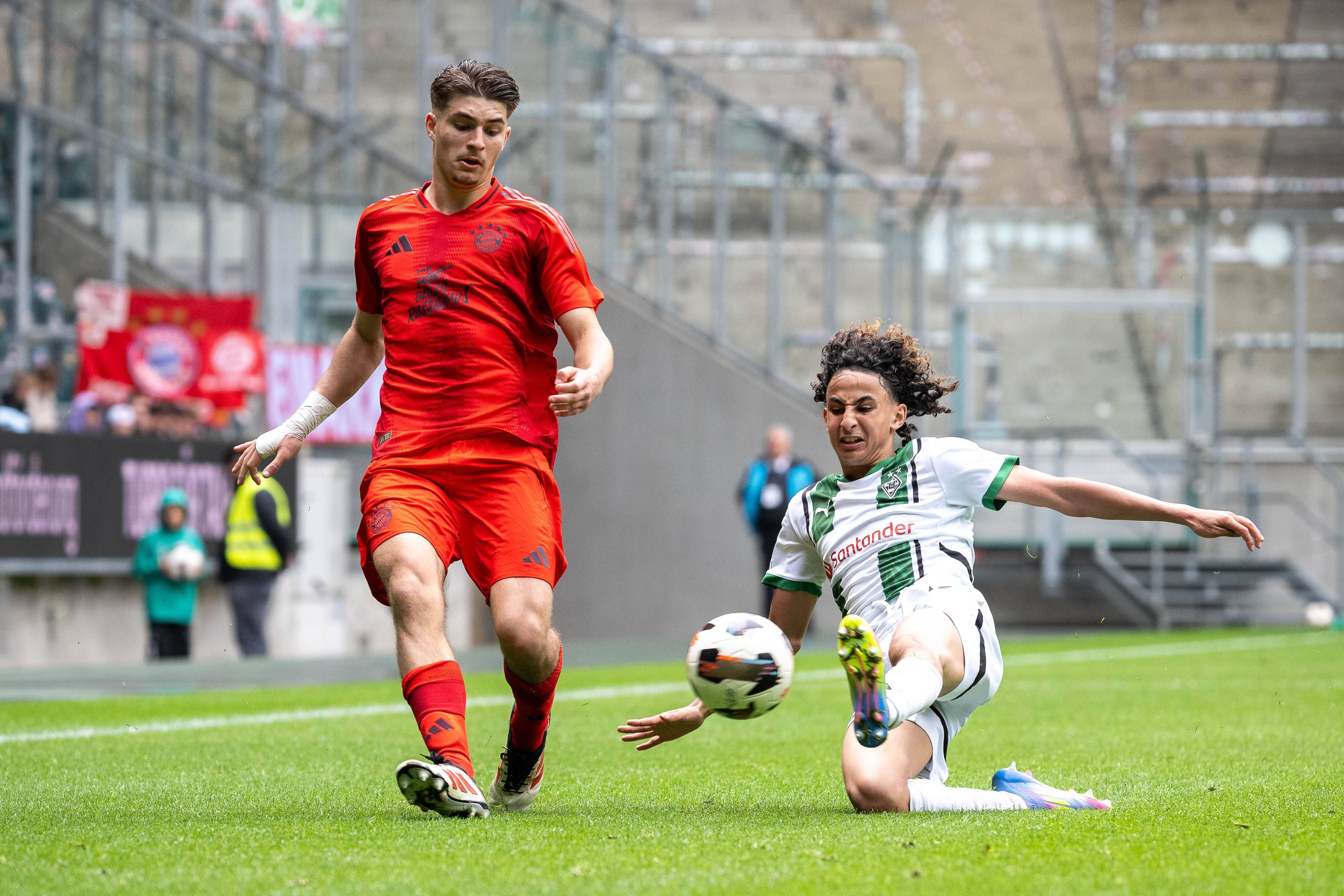 Raphael Pavlic vom FC Bayern im Zweikampf mit Wael Mohya von Gladbach.