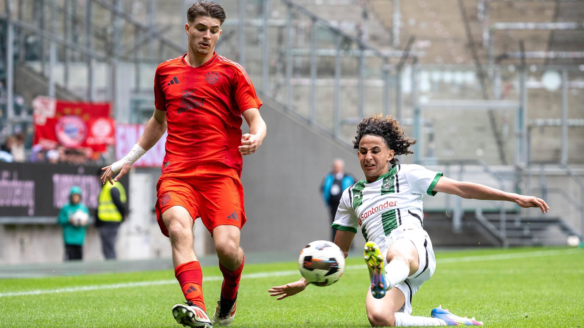 Raphael Pavlic vom FC Bayern im Zweikampf mit Wael Mohya von Gladbach.