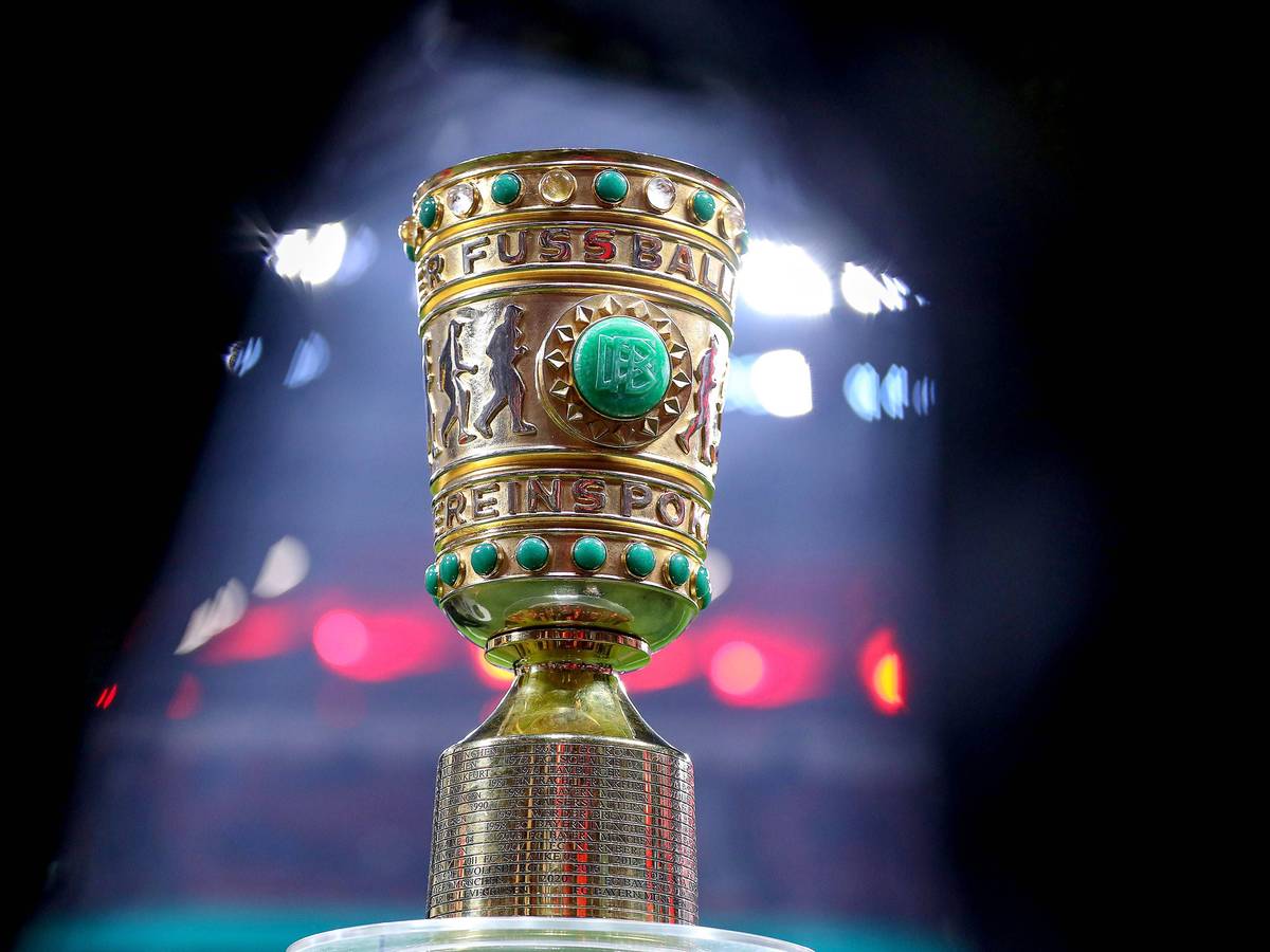 Der DFB-Pokal beim Viertelfinale.
