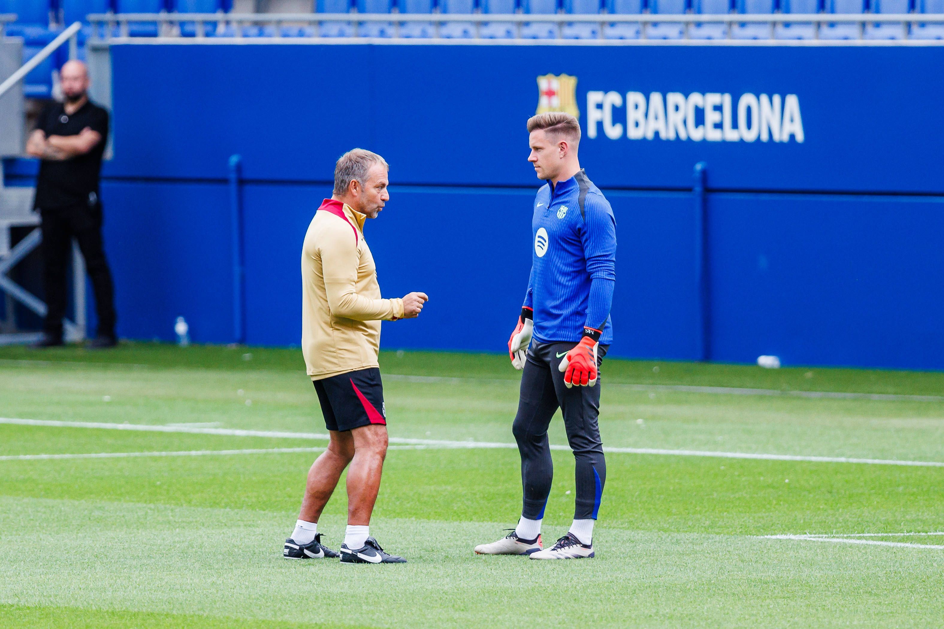Hansi Flick und Marc-André ter Stegen auf dem Trainingsplatz im Gespräch.
