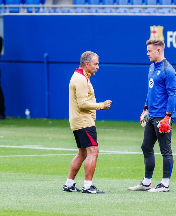 Hansi Flick und Marc-André ter Stegen auf dem Trainingsplatz im Gespräch.