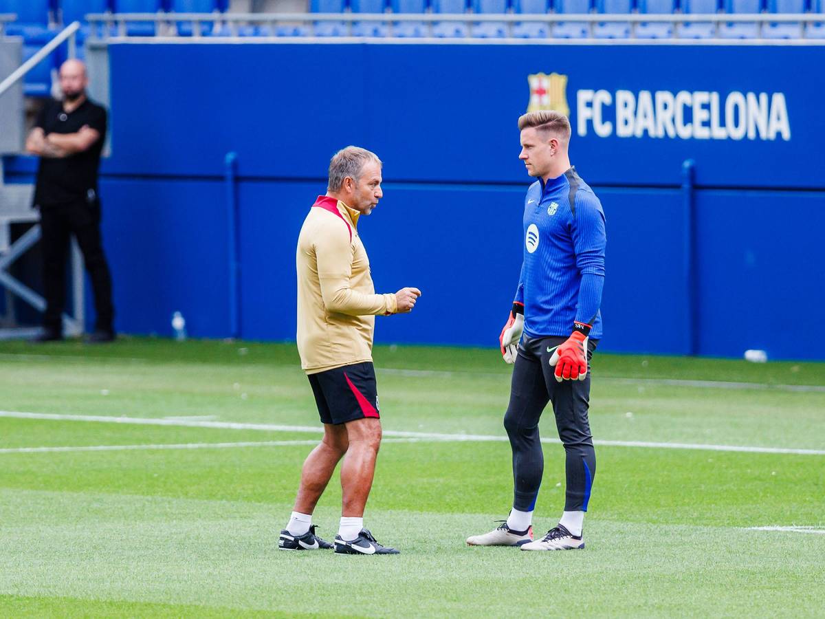Hansi Flick und Marc-André ter Stegen auf dem Trainingsplatz im Gespräch.