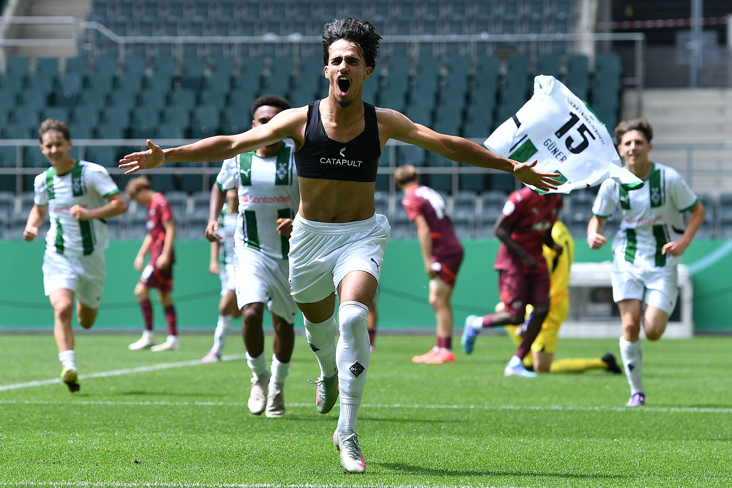Can Armando Güner feiert mit ausgelassenem Jubel ohne Trikot.