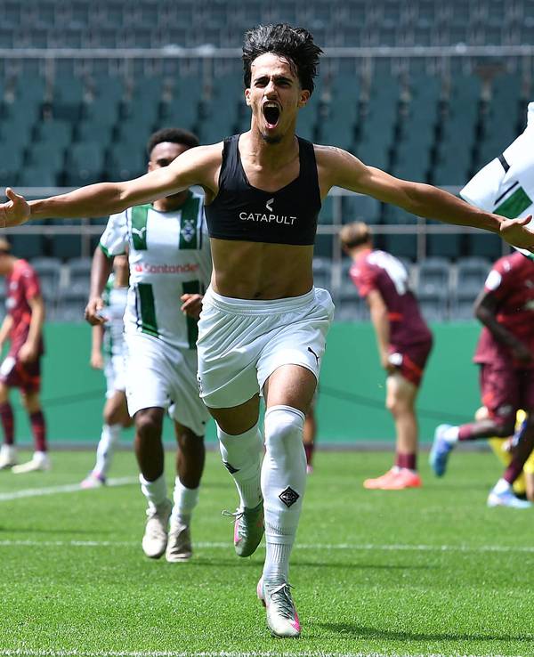 Can Armando Güner feiert mit ausgelassenem Jubel ohne Trikot.