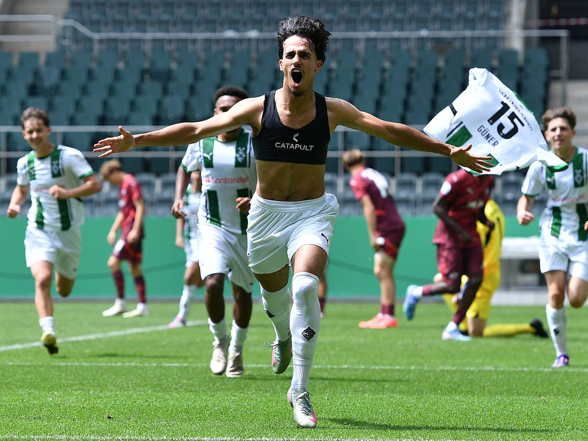 Can Armando Güner feiert mit ausgelassenem Jubel ohne Trikot.