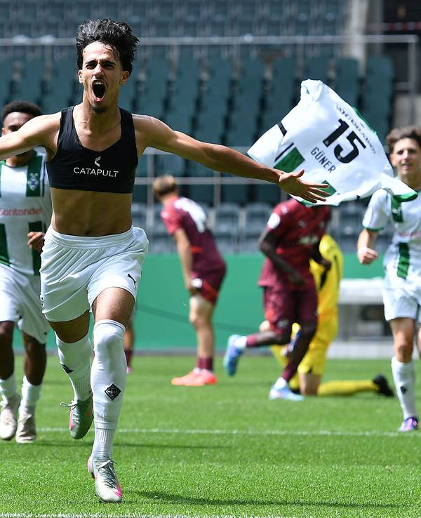 Can Armando Güner jubelt, im Hintergrund fliegt sein Trikot.