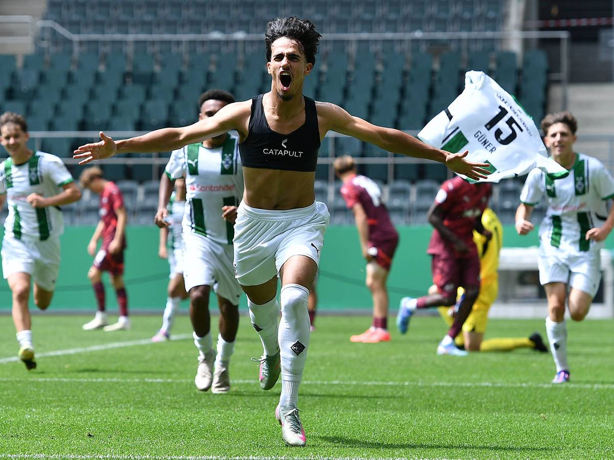 Can Armando Güner jubelt, im Hintergrund fliegt sein Trikot.