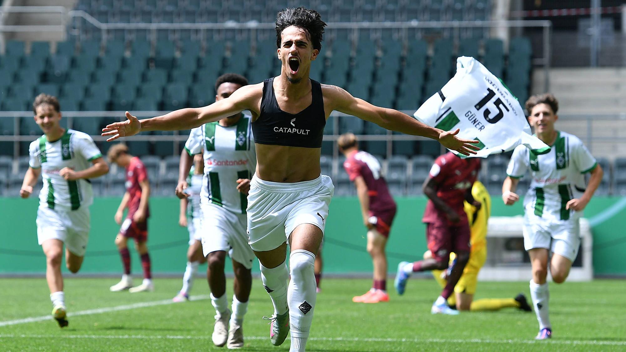 Can Armando Güner jubelt, im Hintergrund fliegt sein Trikot.