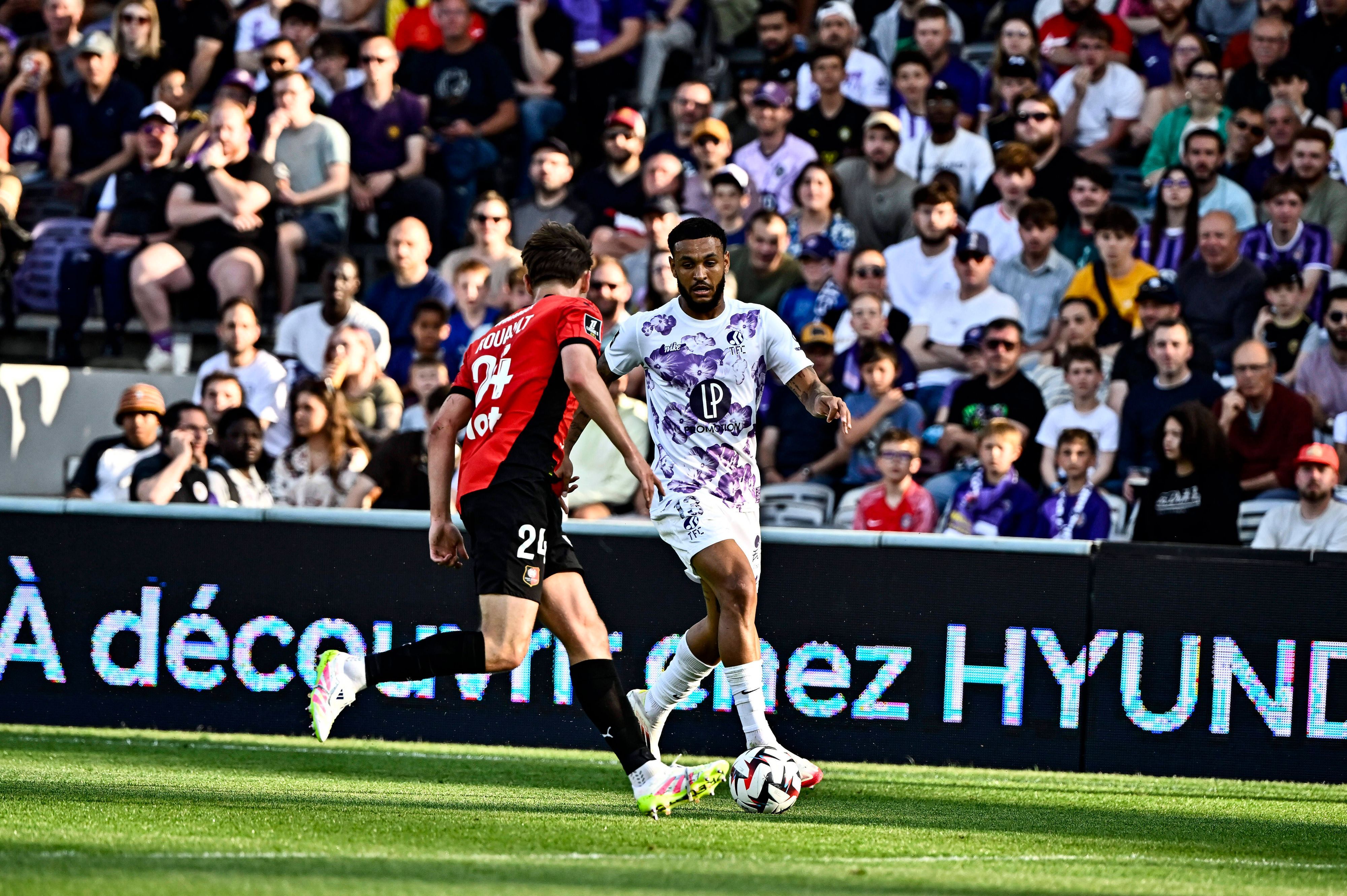 Joshua King für den FC Toulouse am Ball.