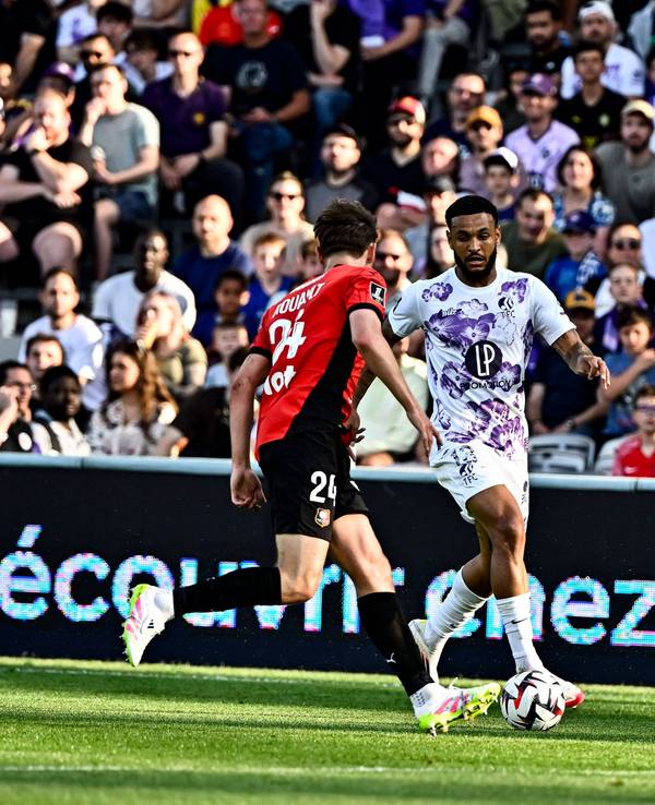 Joshua King für den FC Toulouse am Ball.