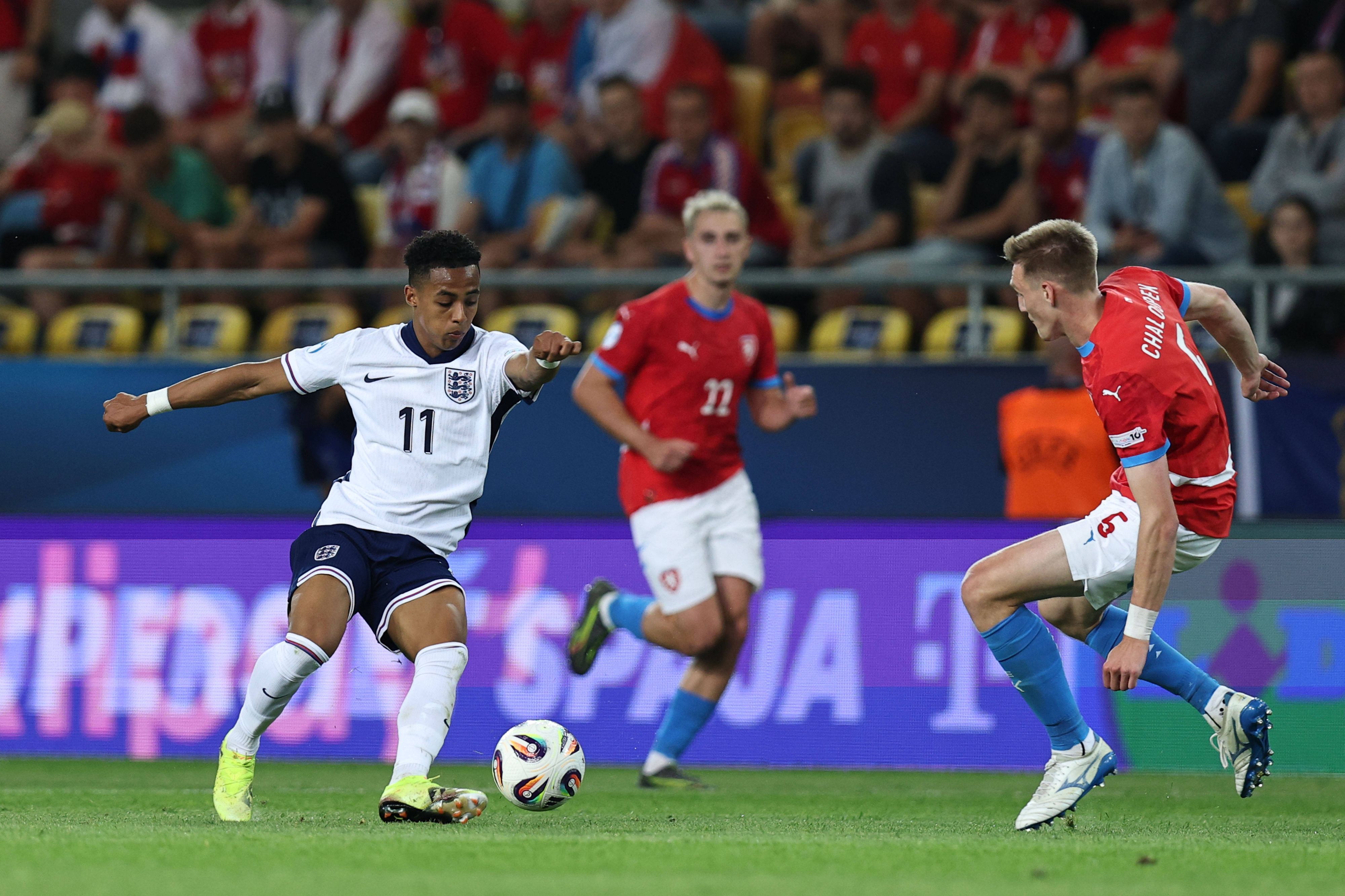 Omari Hutchinson ist am Ball für England.