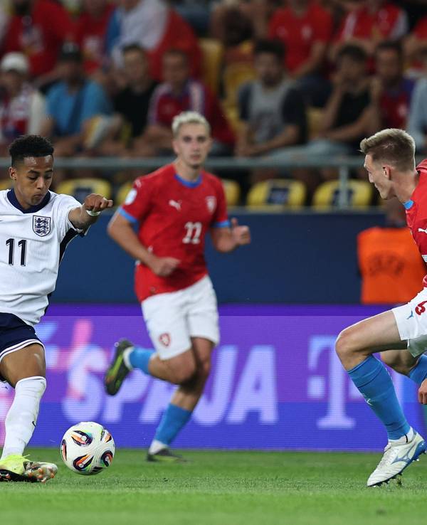 Omari Hutchinson ist am Ball für England.