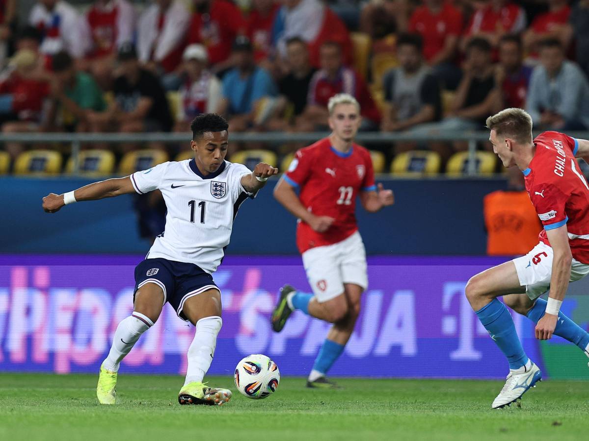 Omari Hutchinson ist am Ball für England.