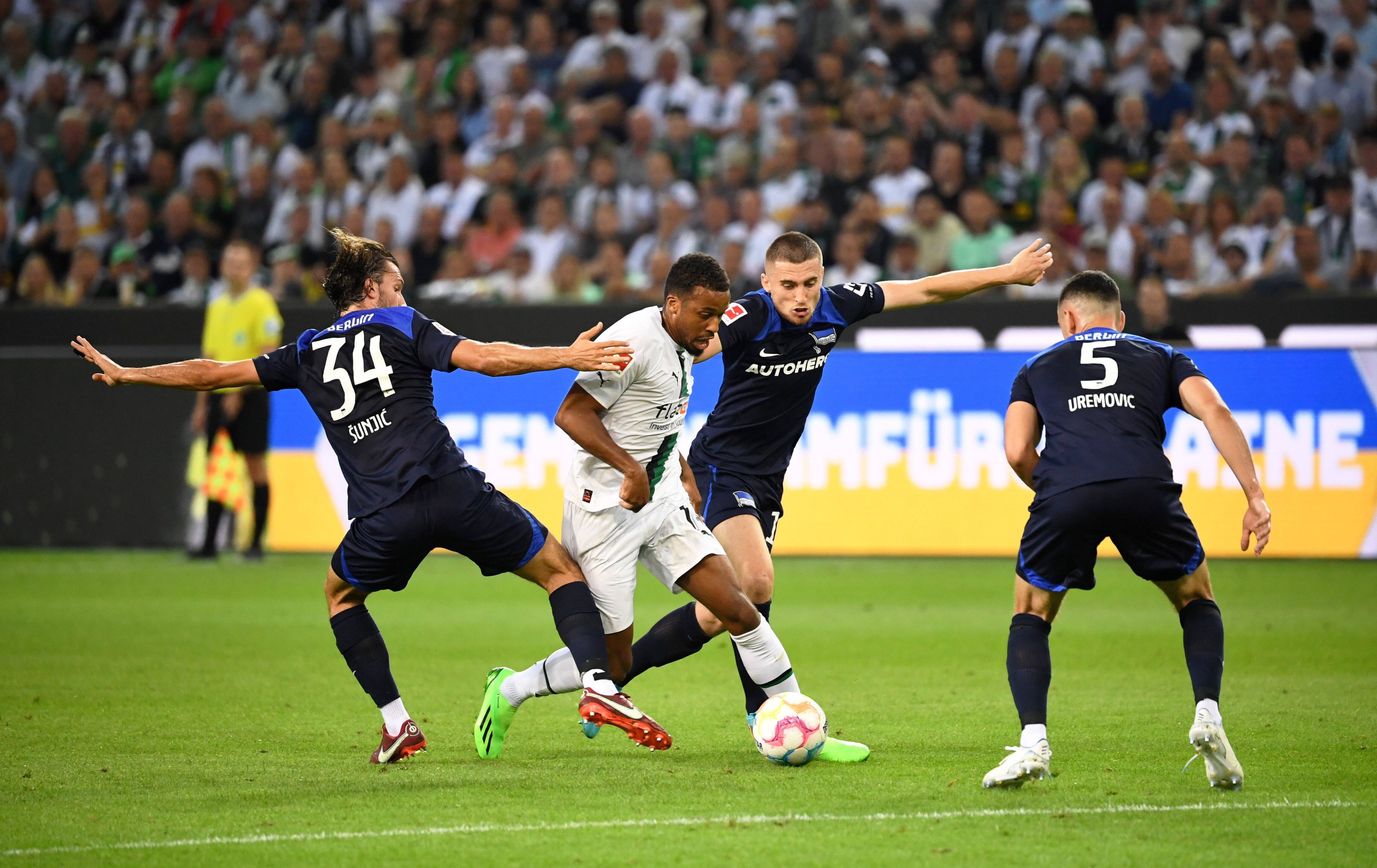 Alassane Plea dribbelt durch die Hertha-Defensive.
